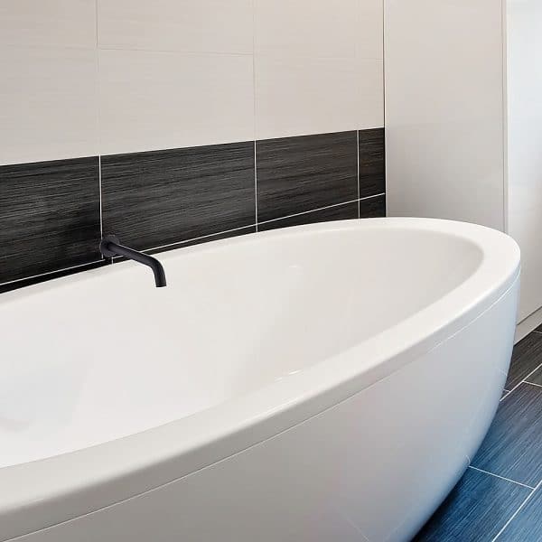 220mm Bath Spout in Matte Black Finish - Image 2